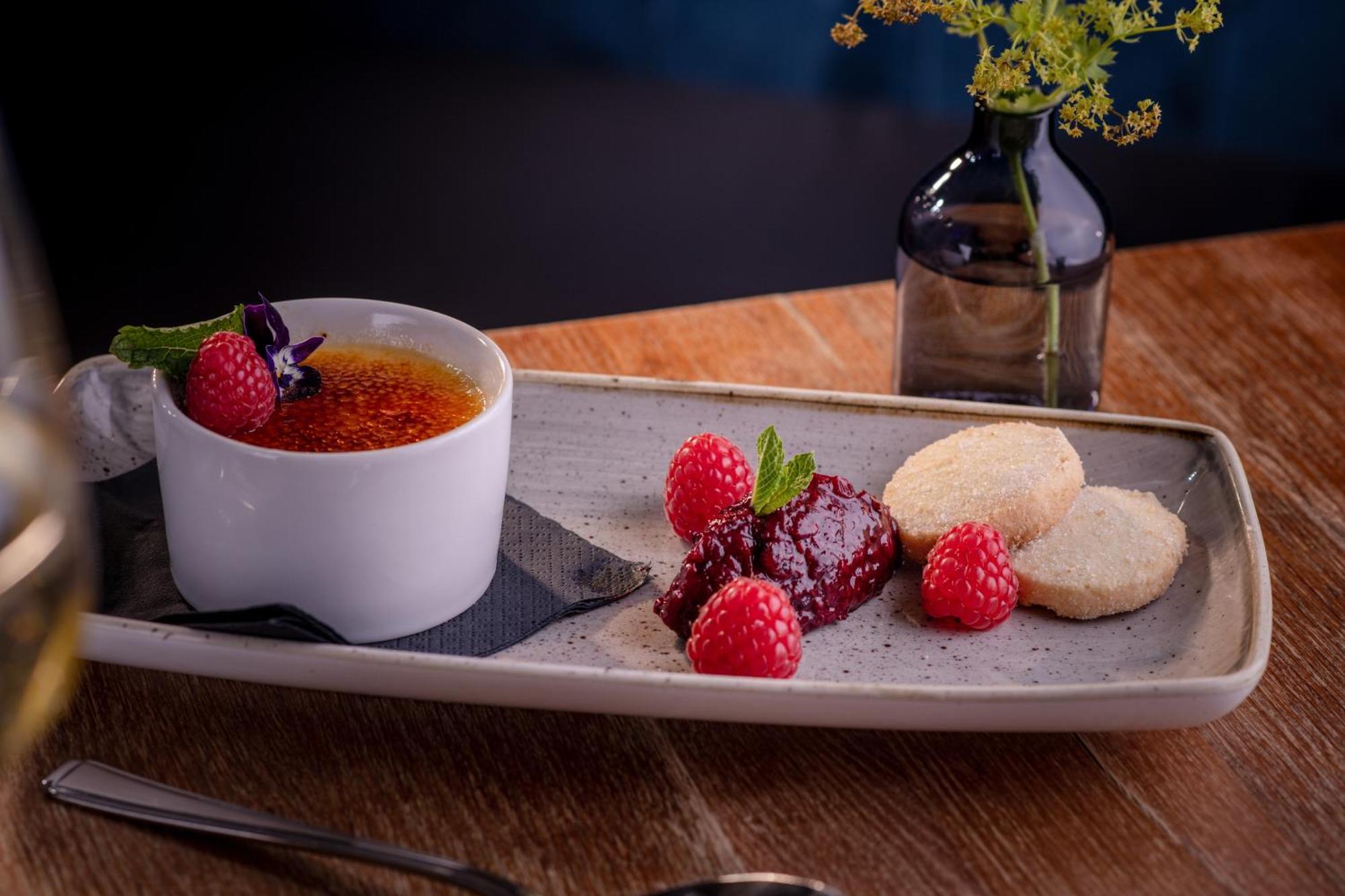 The Millstone, Mellor Hotel Blackburn  Luaran gambar Crème brûlée with raspberries