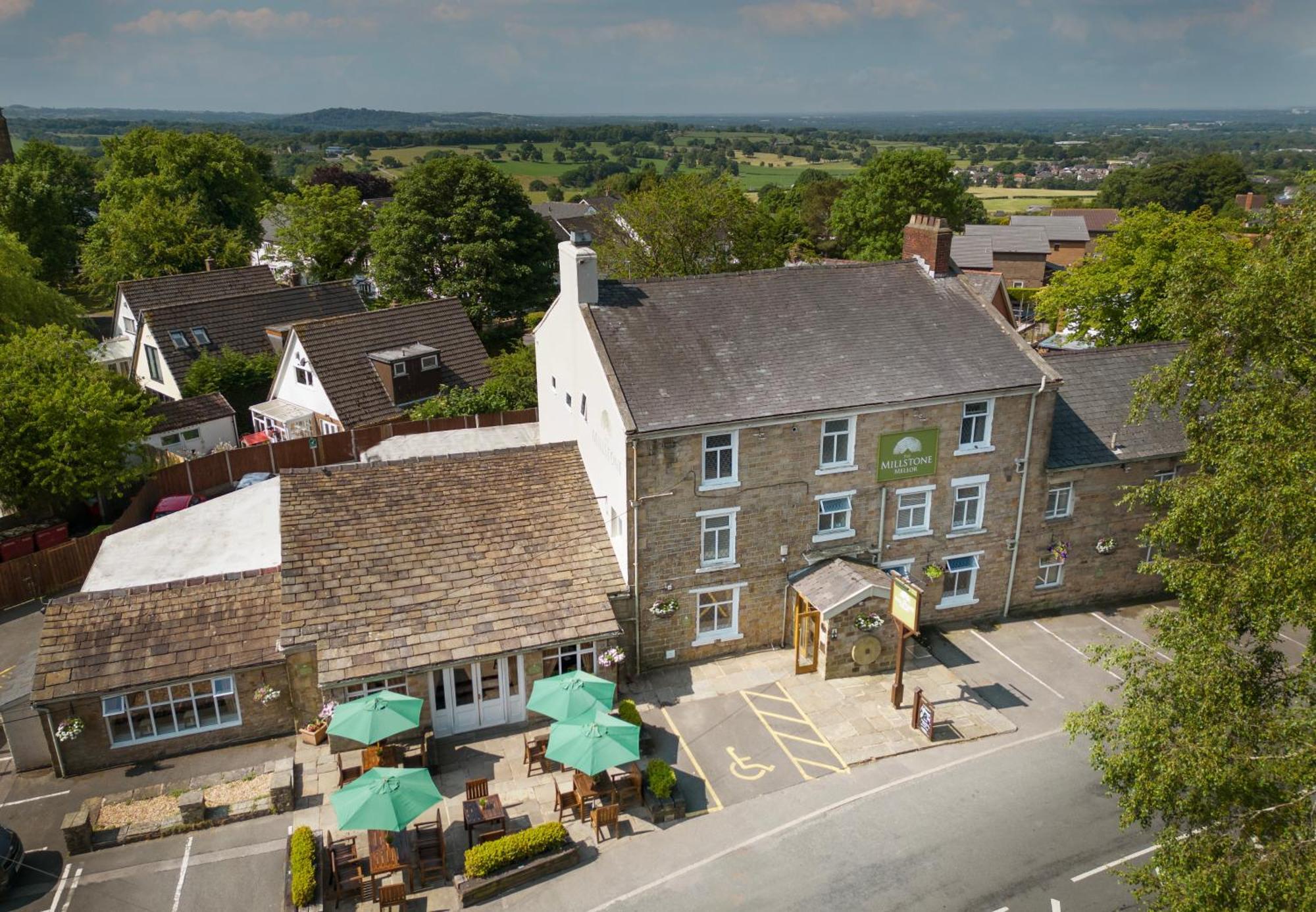 The Millstone, Mellor Hotel Blackburn  Luaran gambar The Green Man, from the air